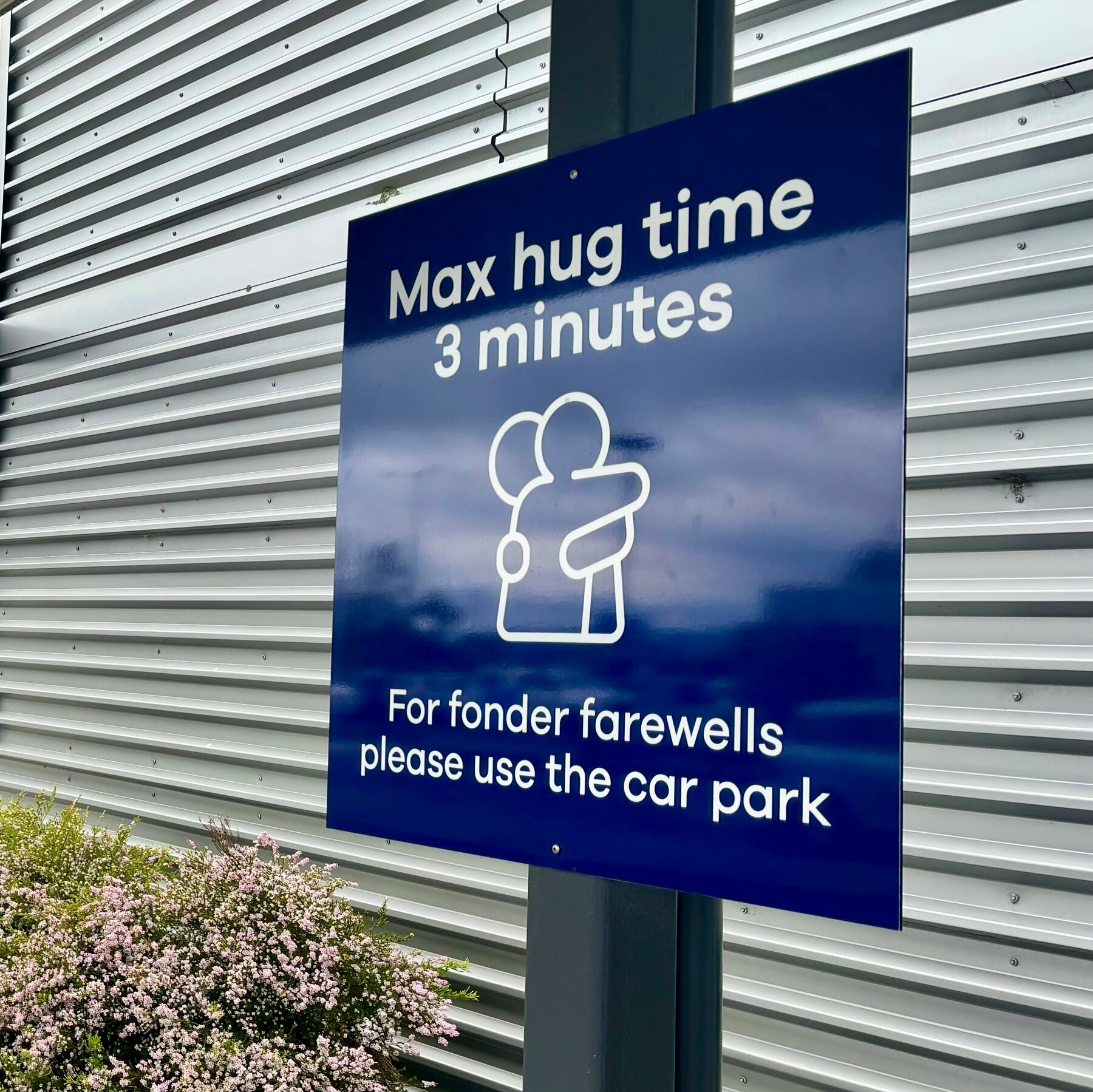 New Zealand Airport Puts Hugs on a Timer